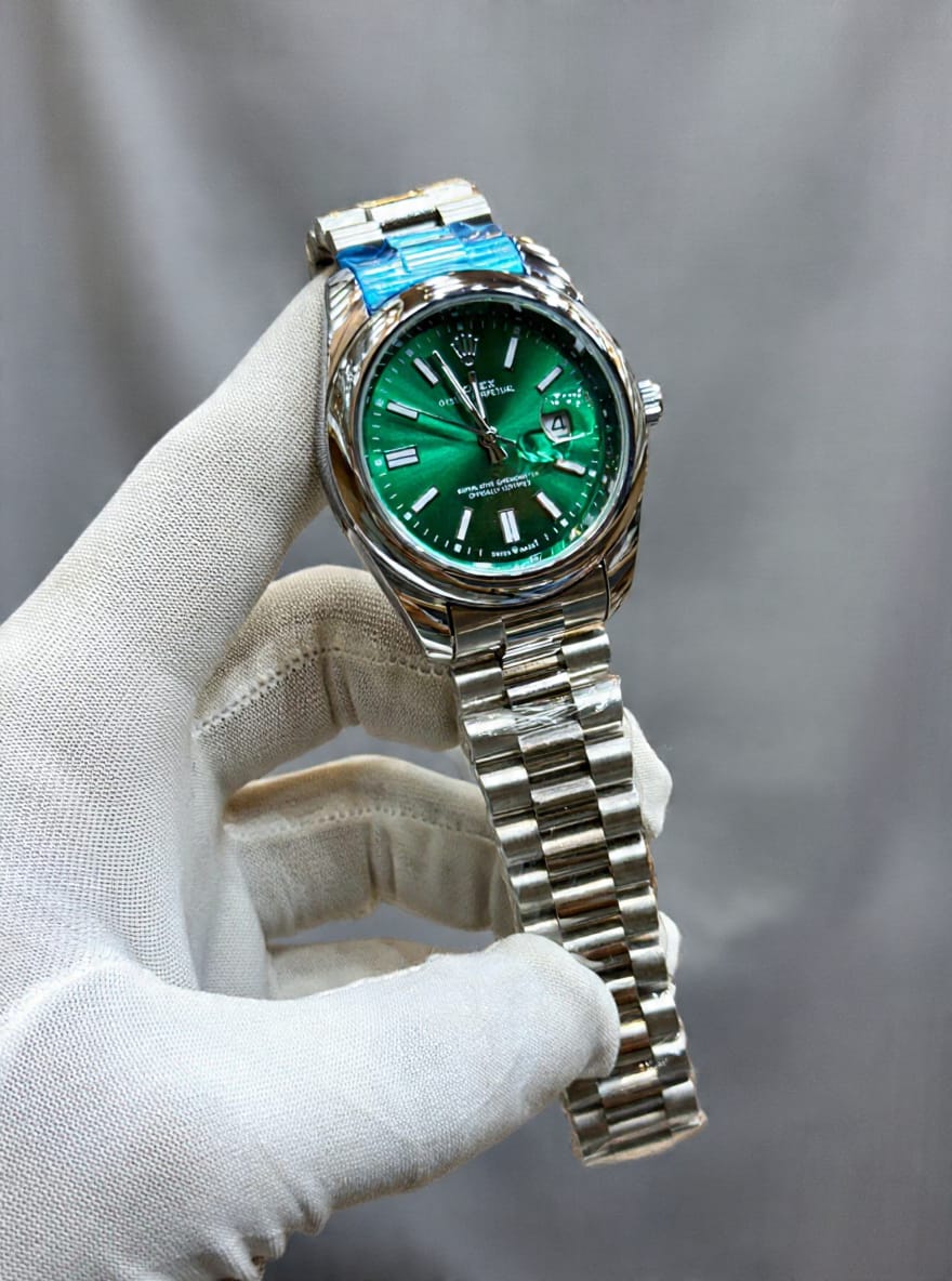Rolex Brand Oyster Perpetual Watch With Stainless Steel Chain - Quality Timepiece Featuring Date Function And Radium Details For Enhanced Visibility
