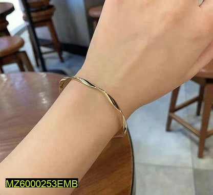 Golden Wavy Hand Cuff for Women Luxury Elegant Design